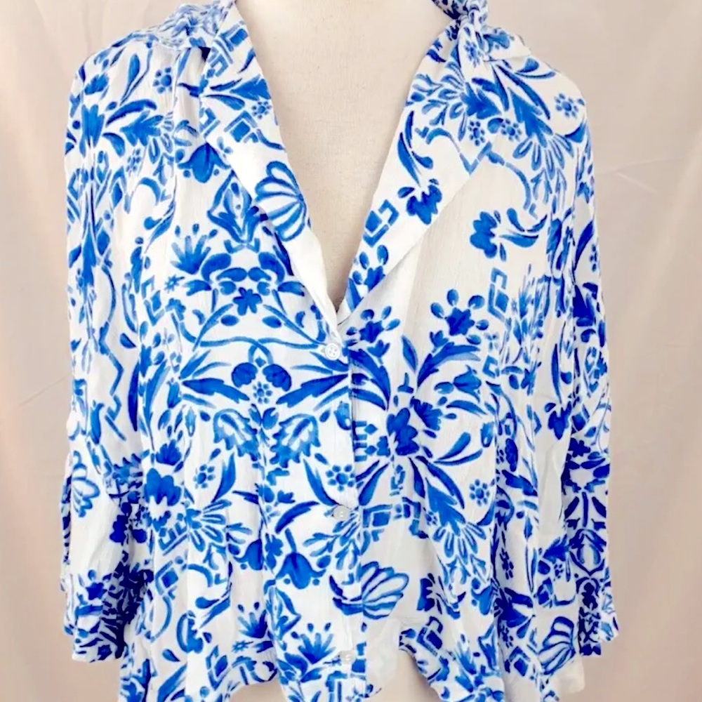 H&M Women Top Size M Blue White Floral Short Sleeve Button Front Collard